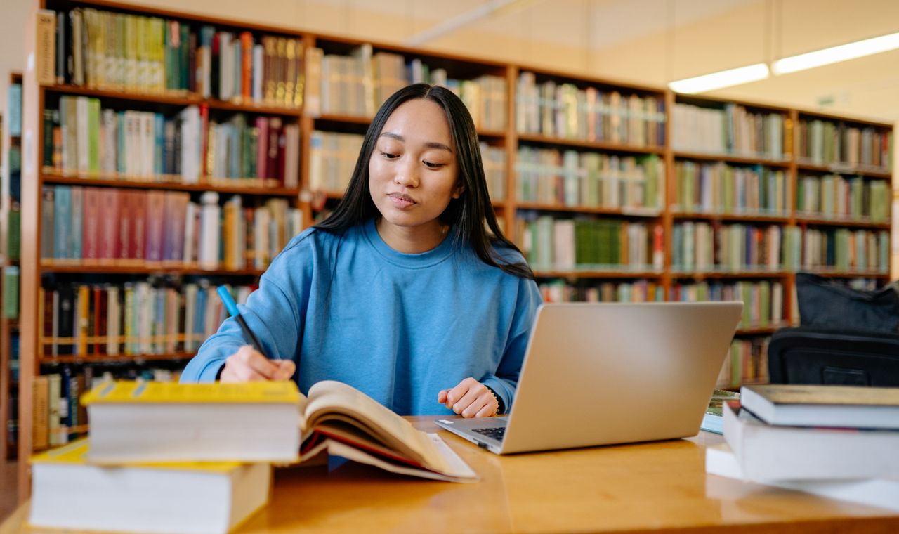 Collégienne révisant ses maths à la bibliothèque