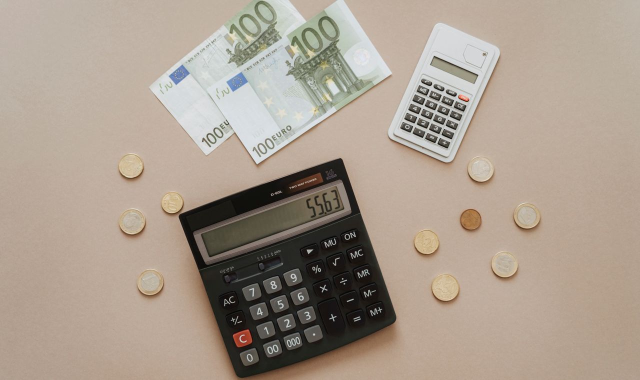 Calculatrice, billets et pièces en euros illustrant le crédit d'impôt