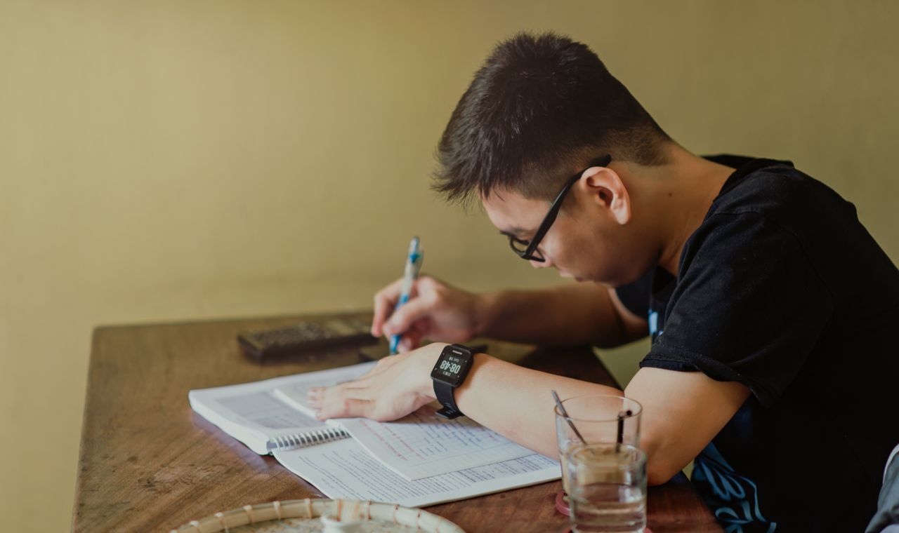 Élève concentré en train d'étudier ses mathématiques