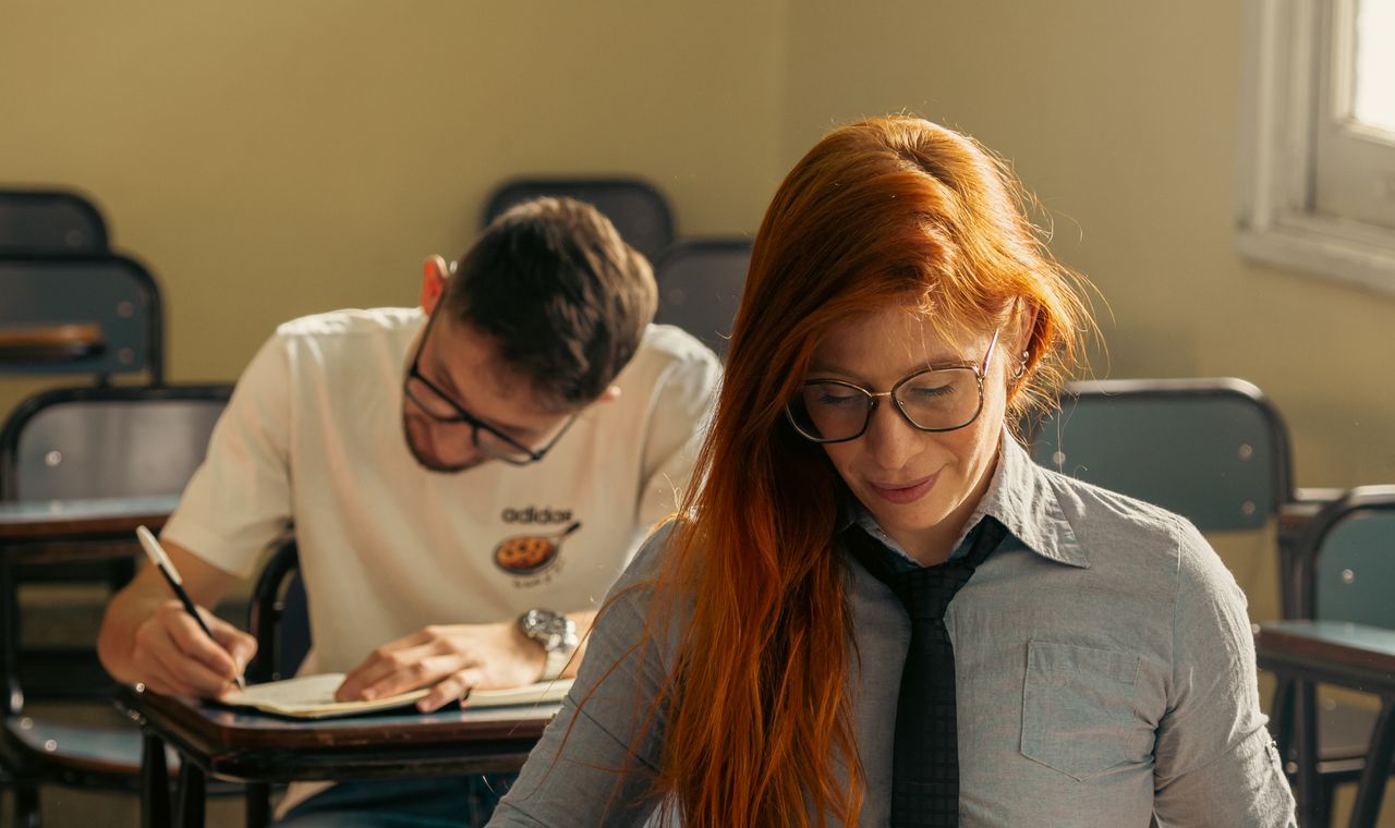 Lycéens travaillant en classe de seconde